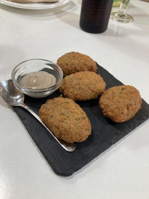 Falafel con salsa de ajo negro  at A Raices in Gran Canaria