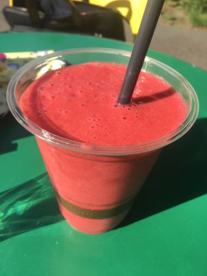 Spezial Smoothie „The Mexican“ mit Mandelmilch, Sesam, Kürbiskernen, Beeren, Chili  at SMOOFEE's in Berlin