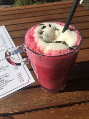 Rote Beete Latte mit Kürbiskern Topping at SMOOFEE's in Berlin