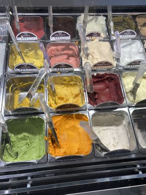 Ampia scelta  at Gelateria Del Biondo in Brescia