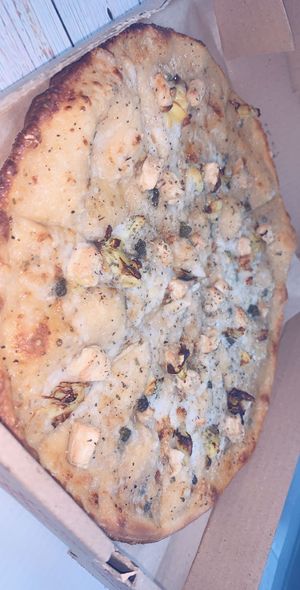  Bianca Chickun Supreme
Homemade white sauce, vegan mozzarella cheese, grilled marinated vegan chicken, garlic, artichoke, capers, and oregano. at Loving Hut in Charlotte