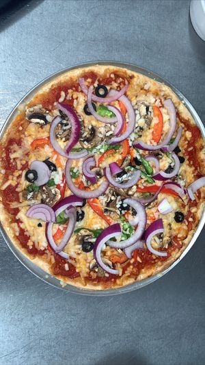 Veggie Pizza
Marinara sauce, vegan mozzarella cheese, mushrooms,cooked red onion, bell peppers, roasted broccoli, jalapeño peppers, and black olives.
Gluten Free Option at Loving Hut in Charlotte