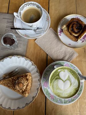 Cinnamon roll, Japanese cake   at Crème Renversante in La Chaux De Fonds