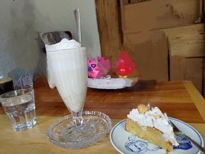 Tourte tropicale et chocolat chaud blanc avec chantilly, tout vegane. at Crème Renversante in La Chaux De Fonds