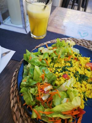 Crambeled tofu with salat at VEG in Split