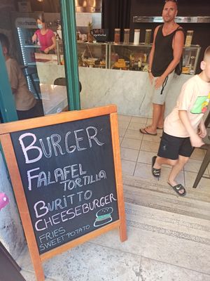 Falafel bowls, burgers, smoothies, raw cakes, lasagne, breakfasts.... at VEG in Split