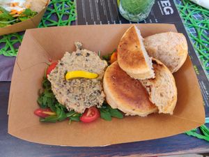 Tuna bowl (chickpeas with nori and a bread bun) at VEG in Split