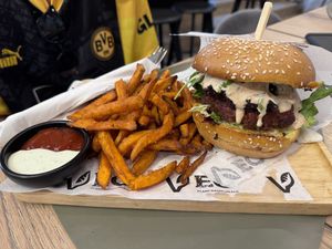 Burger 🍔 mit Süsskartoffelpommes  at VEG in Split