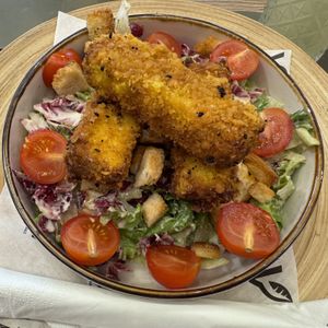 Césarsalat (da ist leider nur der Boden mit etwas Radicchio belegt) und paniertem Tofo - kross gebraten  at VEG in Split