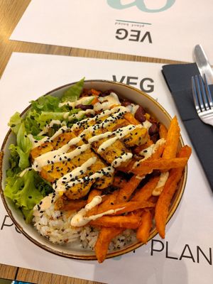 Game Changer bowl with sweet potato, salad and tempeh at VEG in Split