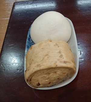 Black sesame bun above and mixed nuts raisins bun below at HéJiā Běi Ān SùShí DiǎnXīn 合家北安素食點心 in Taipei