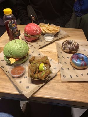 Mexican burger (green) & Asian burger (pink) at Space Burger in Vienna