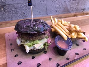 Big Ben BBQ Burger with active charcoal, fries and a hot chilli dip at Space Burger in Vienna