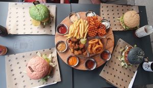 Ufo und vier der Burger at Space Burger in Vienna