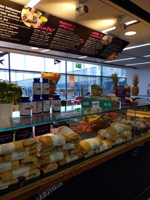 Store front at VIE - Juice Factory - T3 in Vienna