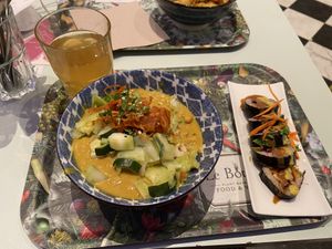 Iced tea, Tibetan Mama curry, veggie sushi roll  at Le Botaniste - Bailli in Brussels