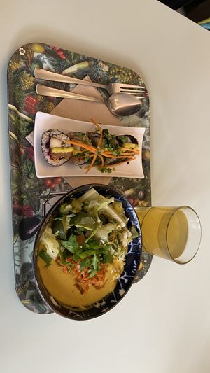 Tibetan Mama, Veggie Sushi Roll, et ice tea fais maison.  at Le Botaniste - Bailli in Brussels