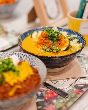 Tibetan Mama - brown rice, coconut peanut butter curry sauce, steamed greens, and Ghentse kimchi at Le Botaniste - Bailli in Brussels