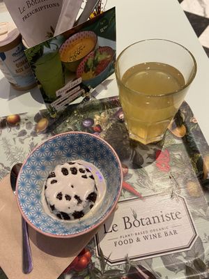 Brownie and iced tea  at Le Botaniste - Bailli in Brussels