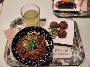 Lemonade, veggie balls, and pasta bolognese at Le Botaniste - Bailli in Brussels