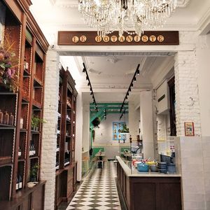 Entrance and counter at Le Botaniste - Bailli in Brussels