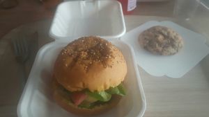 vegan burger at Ici la terre in Bordeaux