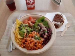 Maya bowl and a piece of carrot cake at Ici la terre in Bordeaux