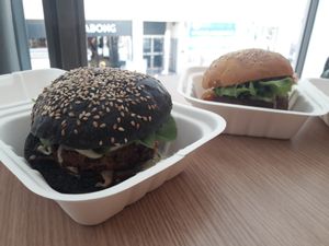 Burgers at Ici la terre in Bordeaux