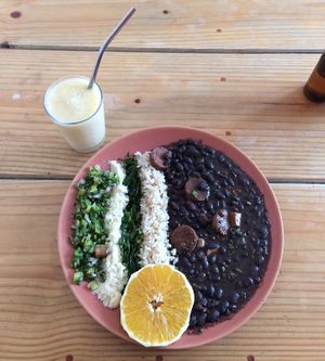 Feijoda incrível servida no almoço com um suquinho de Cupuaçu pra acompanhar  at Nana Veg in Salvador