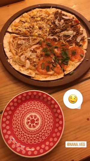 Rodízio de pizza nos sábados à noite, super recomendo a pizza de vários queijos (que não lembro o nome hahahaha)  at Nana Veg in Salvador