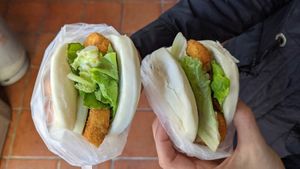  at Xiǎo Lái Gua Bāo 小來刈包 in Tainan