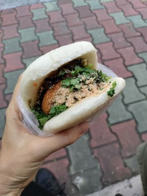 Vegan bao with pickles and chikin patty at Xiǎo Lái Gua Bāo 小來刈包 in Tainan