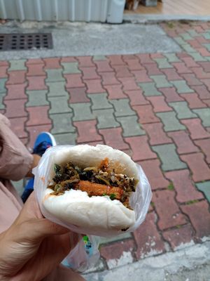 V at Xiǎo Lái Gua Bāo 小來刈包 in Tainan