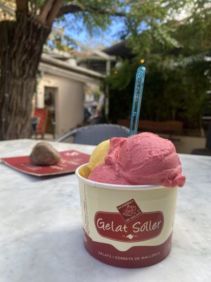 Mango and raspberryy  at Gelat Sóller - Plaça des Mercat in Mallorca
