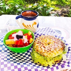 Fruta con yogurt, chai y bagel at La Ruta del Chai in Mexico City