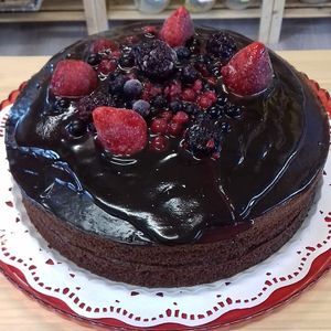 Vegan Chocolate Cake and Strawberries at Despensa d'Aroma in Sintra