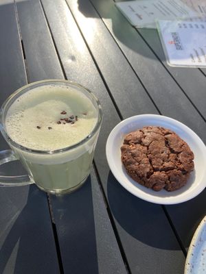 Matcha latte com menta e nibs de cacau at Mornings in Curitiba