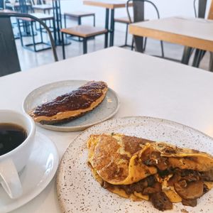 PB&J na torrada de pão de fermentação natural, omelete de grão de bico recheada com requeijão e cogumelo. Café coado do café vizinho.  at Mornings in Curitiba