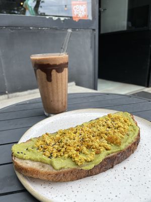 Torrado com abacate e smoothie  at Mornings in Curitiba