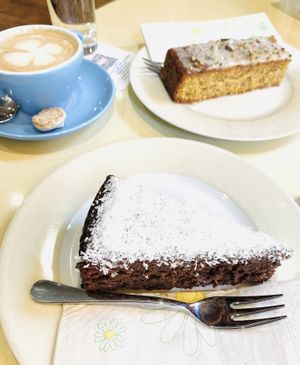 Veganer Karottenkuchen & schokokuchen at April in Feldkirch