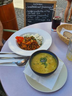 Libanesischer Gemüseeintopf und Linsensuppe, sehr gut gewürzt at April in Feldkirch