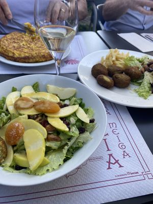 Salad and falafels   at A Travesía dos Soños in Sarria