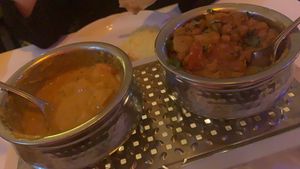 Left: vegetable kofta (vegetarian €10,90), right: Alu chana masala (chickpea curry, vegan €10,90) at Palast der Winde in Munich