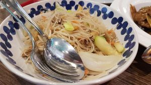 Rice noodles with veggies and chikun at Chun in Madrid