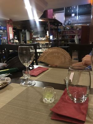 Regalo de abanico y chupito at Chun in Madrid