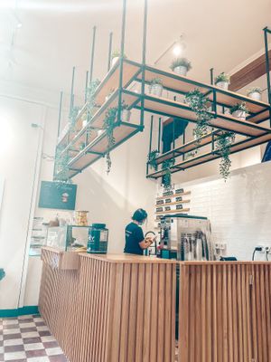 The bar at Oakberry in Lisbon