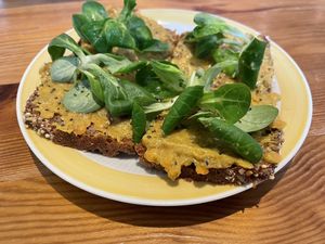 Stullenschmiede vegan: Linsen-Dattel-Curry + Feldsalat  at Drei Klang in Muenster