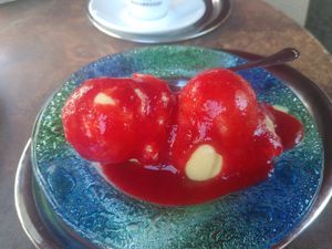 Ist zwar kein Spaghetti Eis mehr, dennoch Klasse. Sojavanille und Erdbeersauce. Fehlt nur noch die vegane Sahne, die es noch nicht gibt at Eiscafé Venezia in Budingen