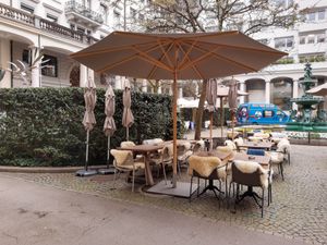 Outoor seating in the courtyard at Puro in Zurich