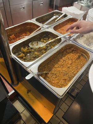 It says ‘all vegetarian dishes are also vegan’. These 3 are vegan  at Der Wiener Deewan in Vienna